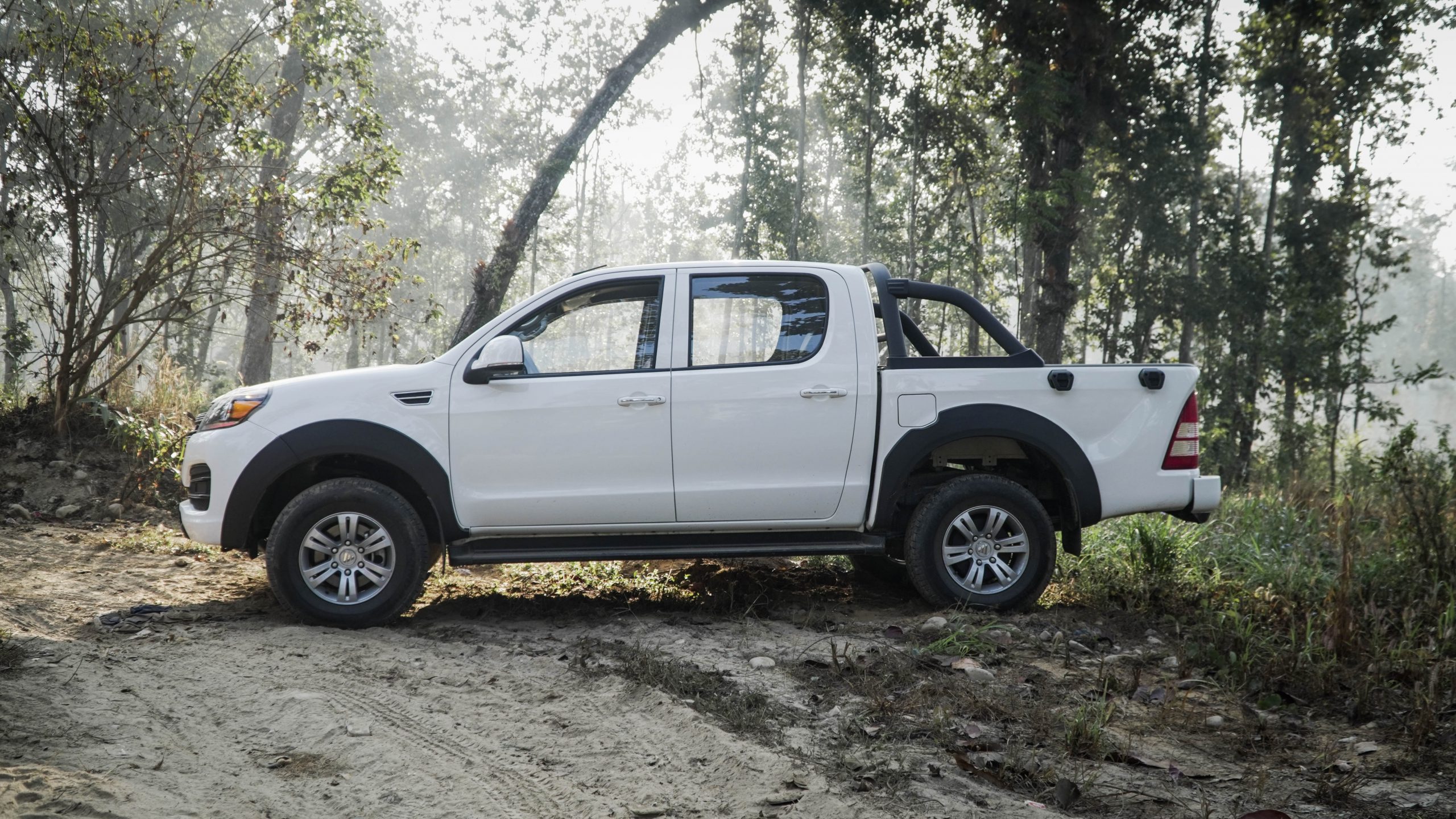 Foton Tunland E Side View