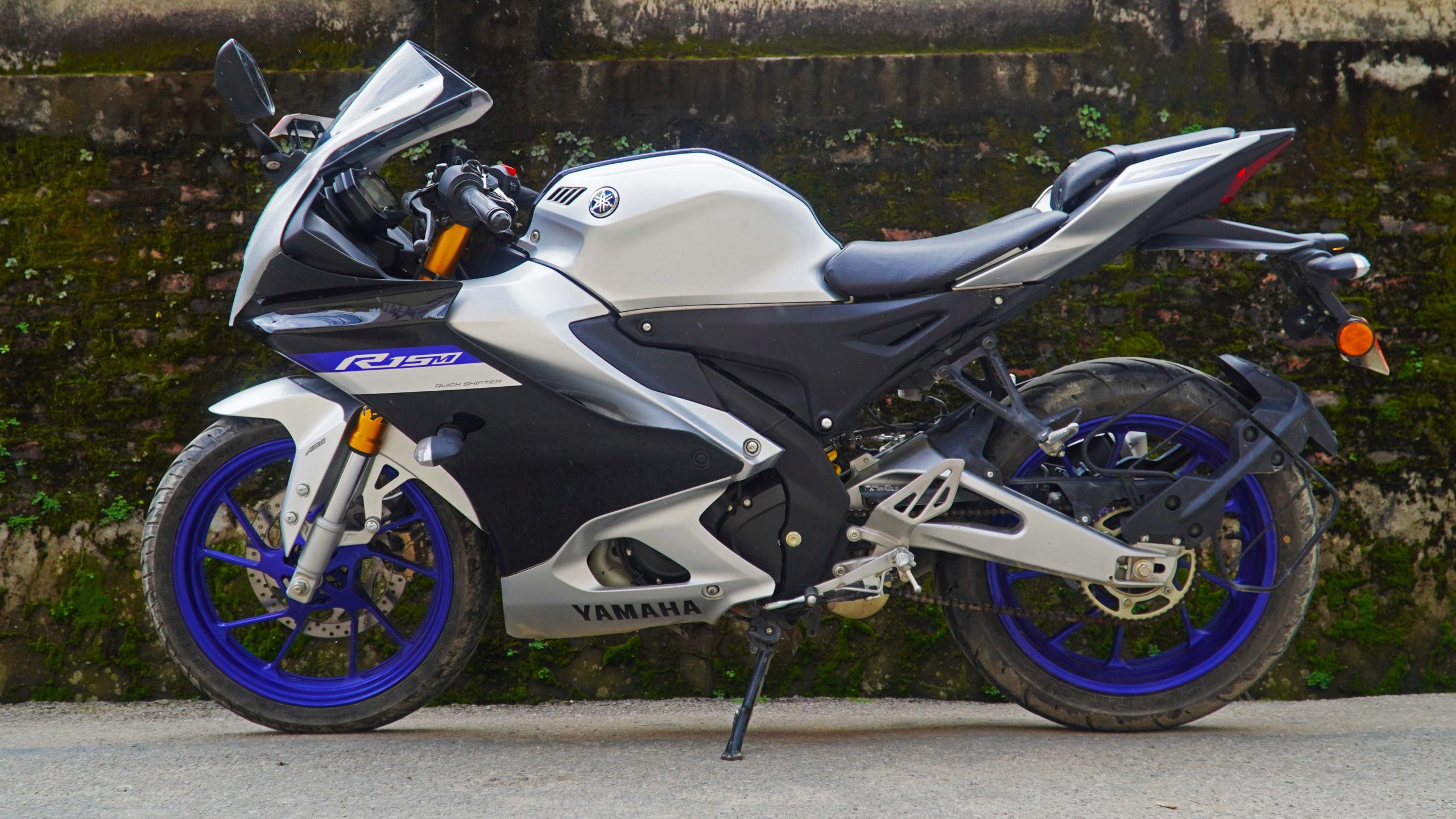 Side Styling in Yamaha R15M