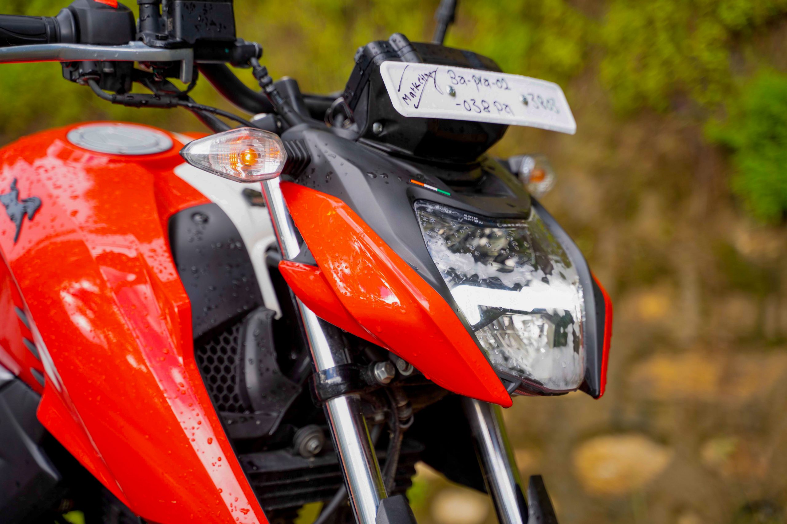 Ant-Shaped Headlamp with New DRL in TVS Apache RTR 160 4V