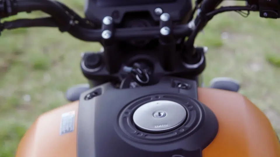 Metallic Fuel Tank with Off-Seat Cap