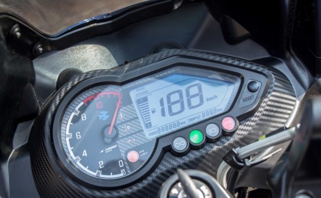 Instrument Cluster in Bajaj Pulsar 220 F