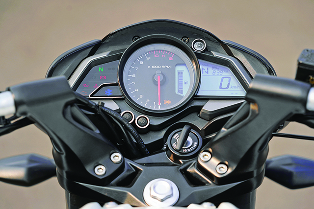 Instrument Cluster in Bajaj Pulsar NS 160
