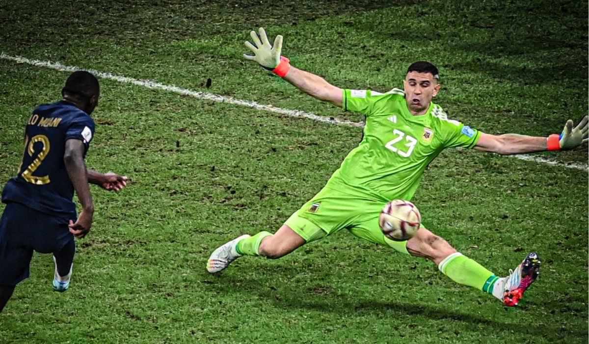 Dibu Martinez Save